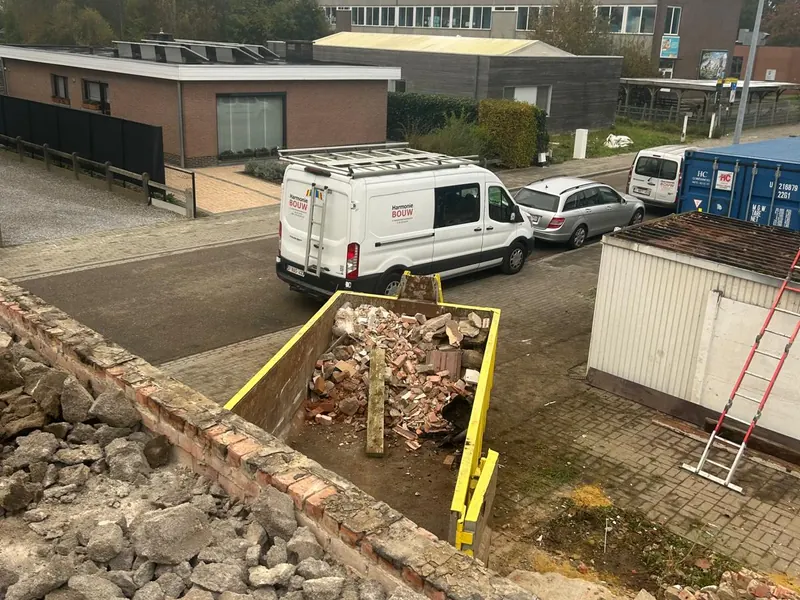 afbraak met container en bestelwagen