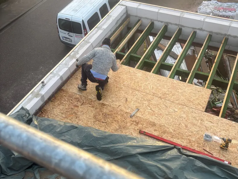 vakman legt OSB op plat dak