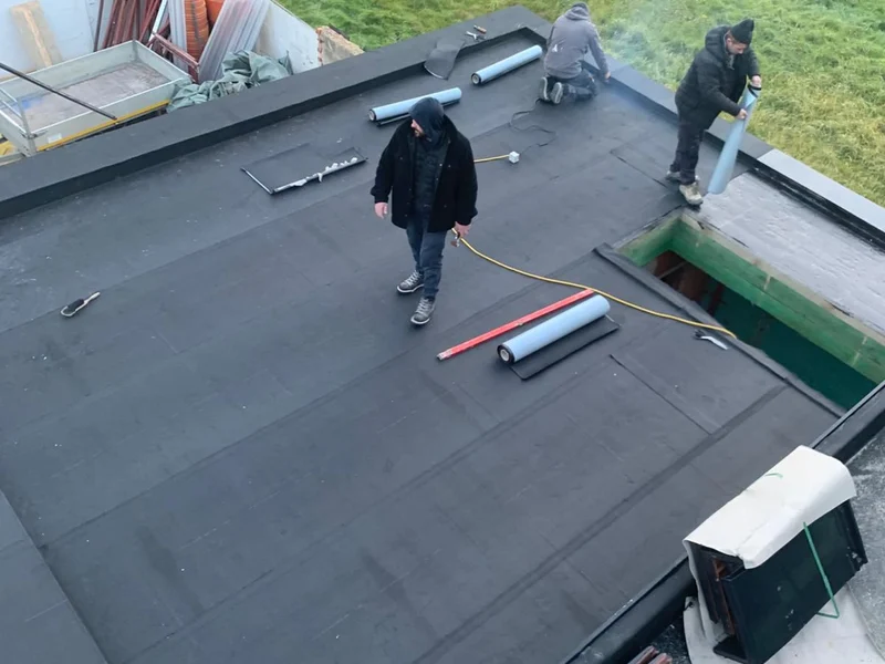 twee vaklui op het plat dak met EPDM