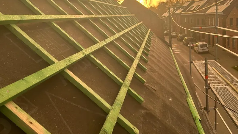 nieuwe dakstructuur met kepers in tegenlicht bij zonsondergang, sfeerbeeld