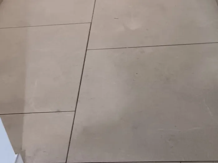 Nieuwe vloertegels bij een onderhoudswerk van Harmonie Bouw